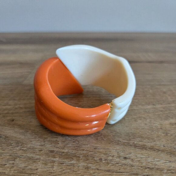 Vintage plastic beige and caramel brown bangle/bracelet. Size Small. - Picture 5 of 6